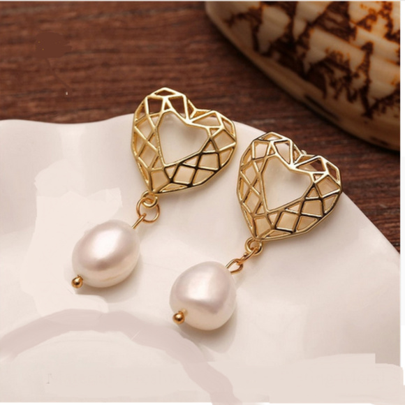 Jewelry - Occo Pearl Heart Drop Earrings